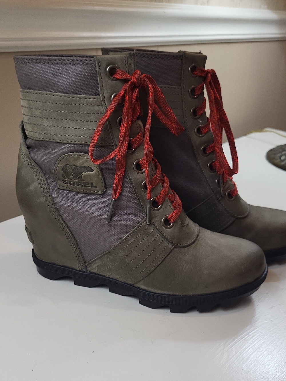 Sorel Womens Olive Wedge Lace-Up Boots, Size 8